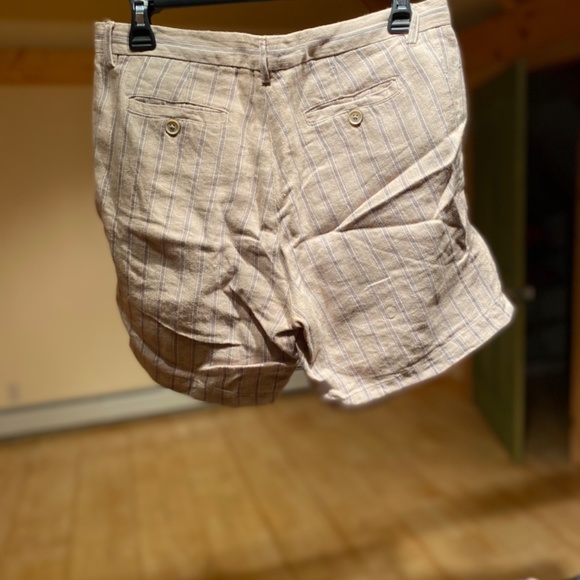 Linen shorts in cream with gray stripes - Picture 2 of 7